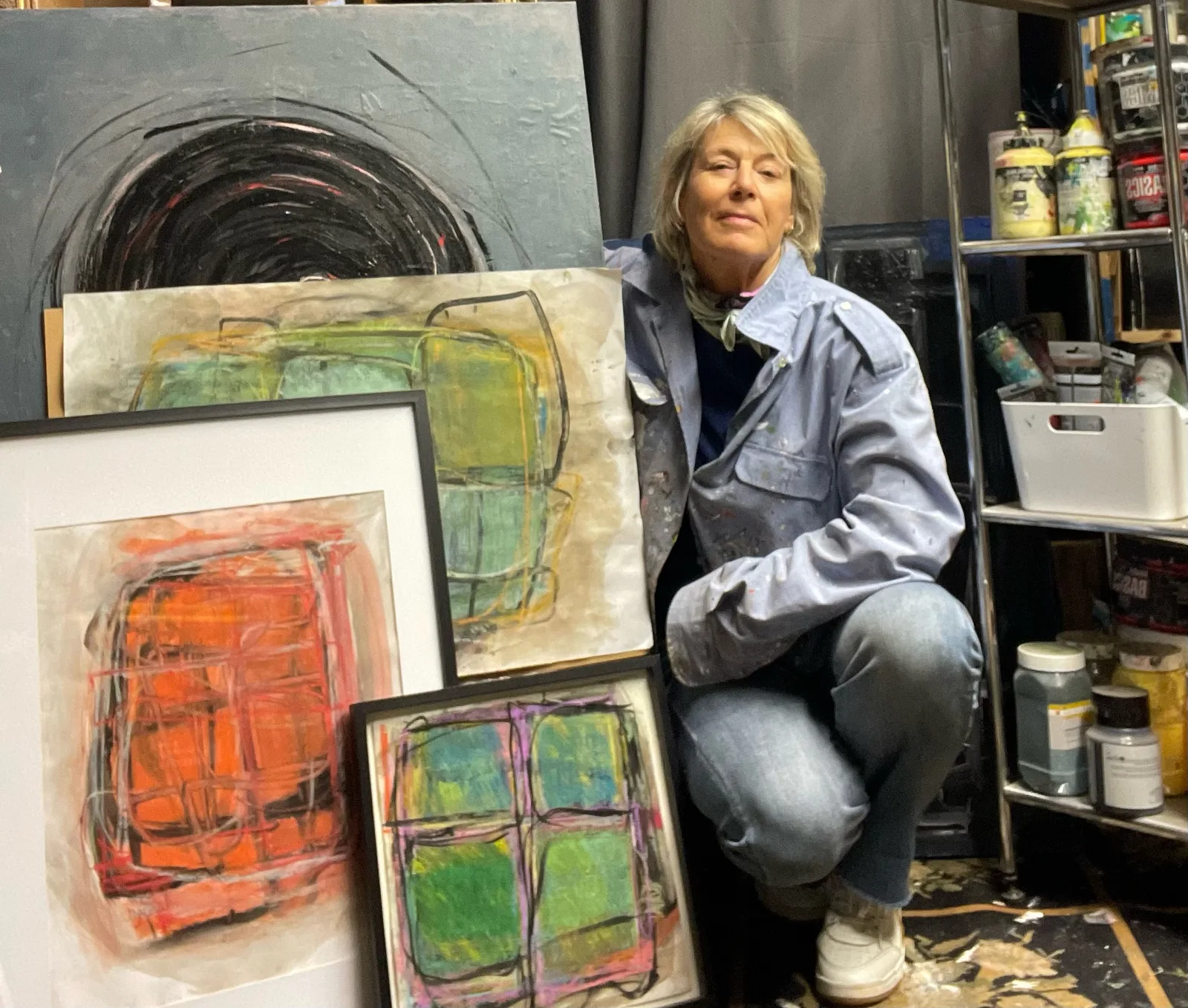Agnès Guédeu peignant dans son atelier