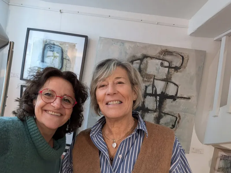 Agnès Guédeu et la galeriste devant ses toiles, galerie Art & Motion à Cassel