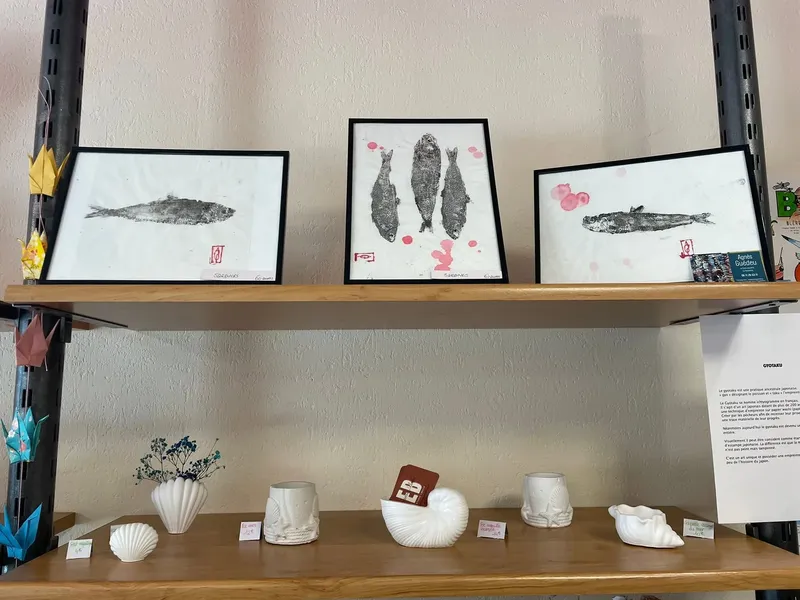 Gyotaku encadrés en rayon chez Amélie, à Étaples